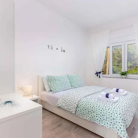 In 36023 Apartment *